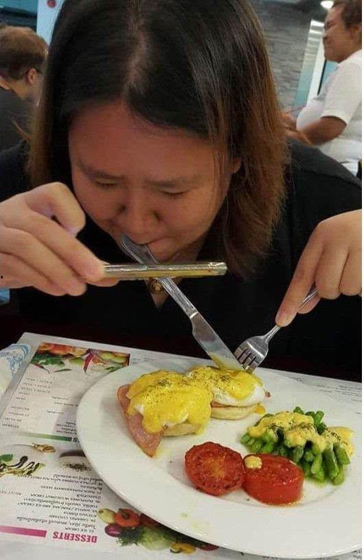 双人吃瓜拍照素材视频,情侣吃瓜拍照，定格甜蜜时光