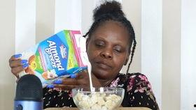 百变阿姨助眠吃瓜视频,带你轻松入睡的趣味夜晚