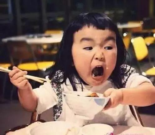 吃贝贝瓜的小女孩视频,小女孩品尝贝贝瓜的欢乐时光