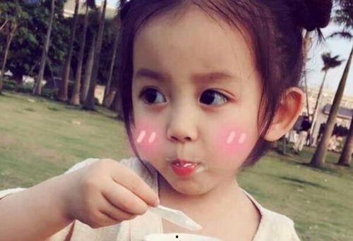 吃贝贝瓜的小女孩视频,小女孩品尝贝贝瓜的欢乐时光