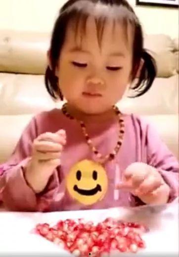 吃贝贝瓜的小女孩视频,小女孩品尝贝贝瓜的欢乐时光