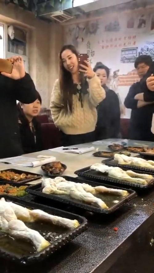 吃瓜群众等等吃饭视频,饭桌上的欢乐时光