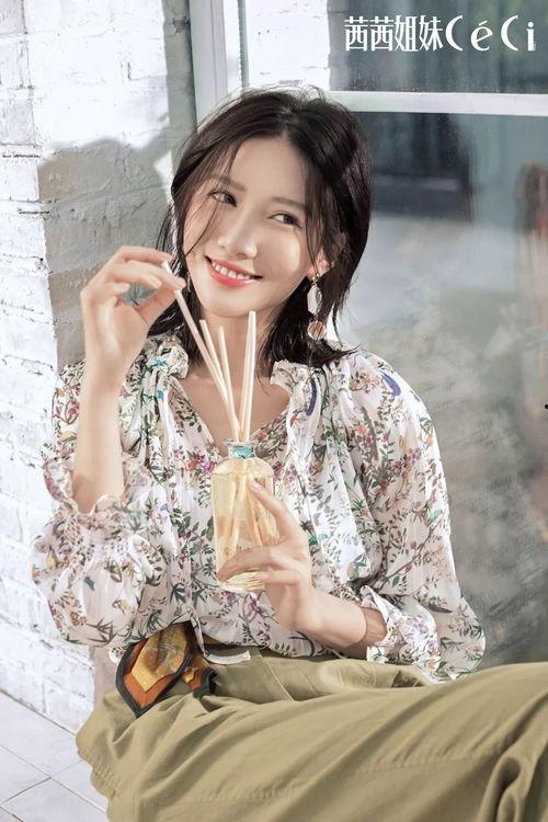 吃瓜最香的小姐姐视频,揭秘吃瓜最香小姐姐的趣味视频