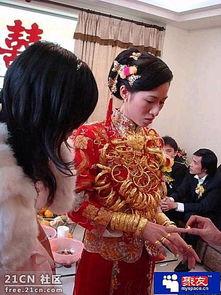 抢亲新娘吃瓜视频播放,吃瓜群众围观热议！