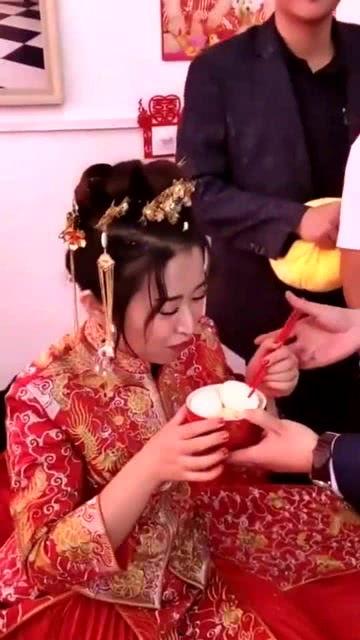 抢亲新娘吃瓜视频播放,吃瓜群众围观热议！