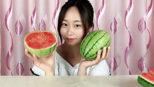 吃瓜的小妹子视频,趣味生活瞬间大公开