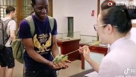 老外吃瓜咖啡女孩视频,一场独特的“吃瓜”体验