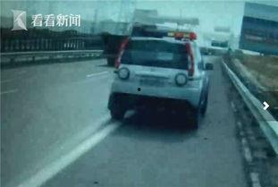 警察看着小伙吃瓜视频,揭秘网络热点的背后真相