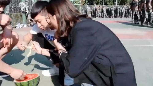 军训女孩吃瓜视频大全播放,校园生活趣味瞬间大揭秘