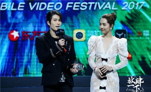 颁奖典礼明星吃瓜唇语视频,明星吃瓜唇语视频背后的惊人真相