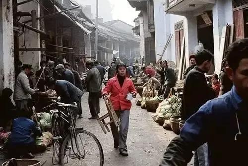 昆明某街道吃瓜事件视频