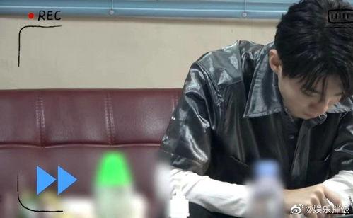 一边吃瓜一边摘瓜视频